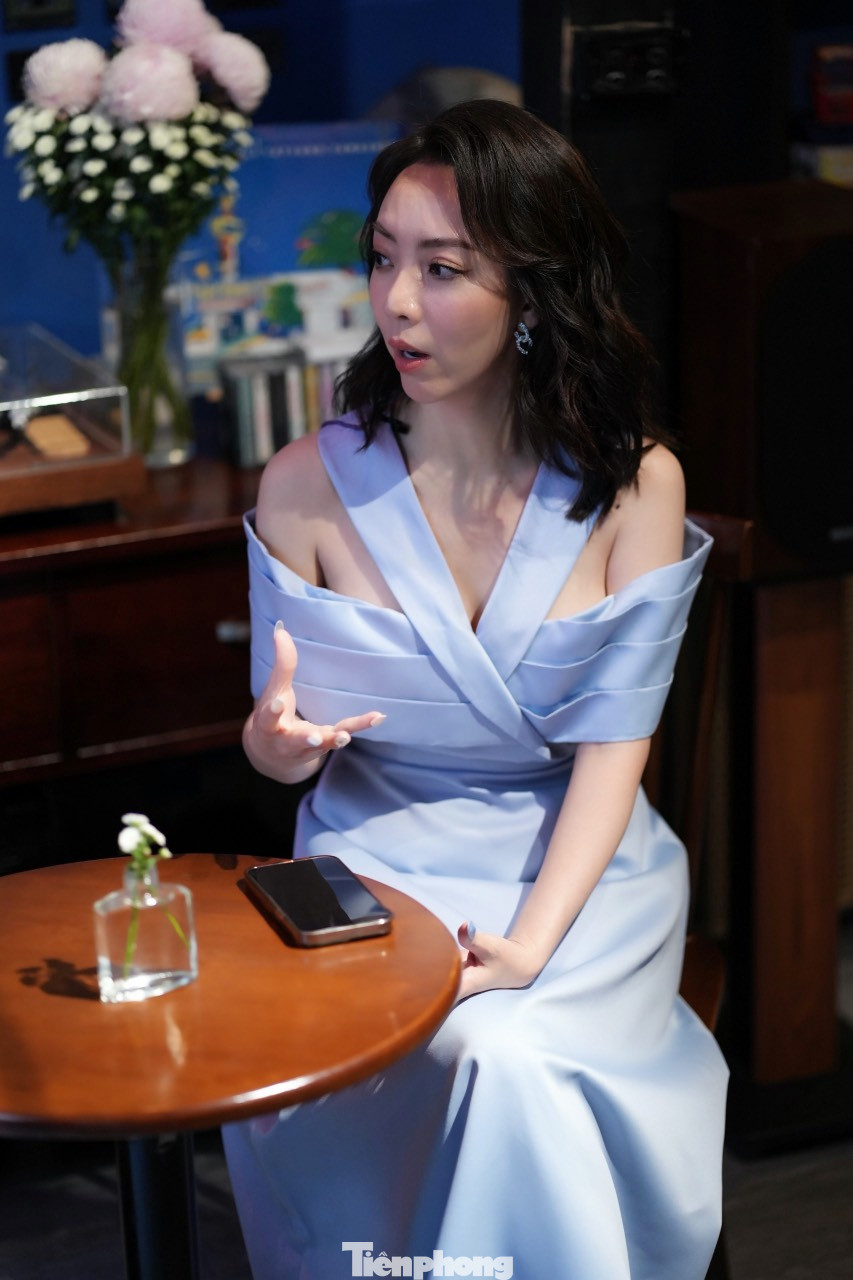 Nhận nhiều câu hỏi về việc mời "ông hoàng phòng vé" Thái Hòa để đảm bảo doanh thu, Thu Trang cho rằng yếu tố phù hợp được coi trọng hơn cả. Nữ diễn viên thừa nhận từng nhờ vả cả người quen để thuyết phục nam diễn viên tham gia Con Nhót mót chồng, bởi không ai hợp với ông Xỉn hơn Thái Hòa. Ảnh: Trọng Quân.