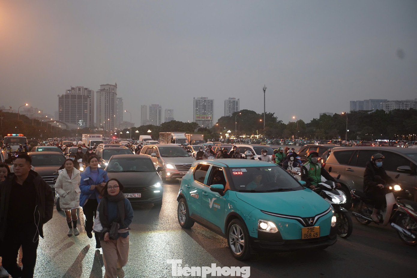 Khán giả vội vã chạy vào cổng để kịp giờ check-in. Theo thông báo của ban tổ chức (BTC), chương trình bắt đầu lúc 19h. Giờ cuối mở cổng cho khán giả là 19h30.