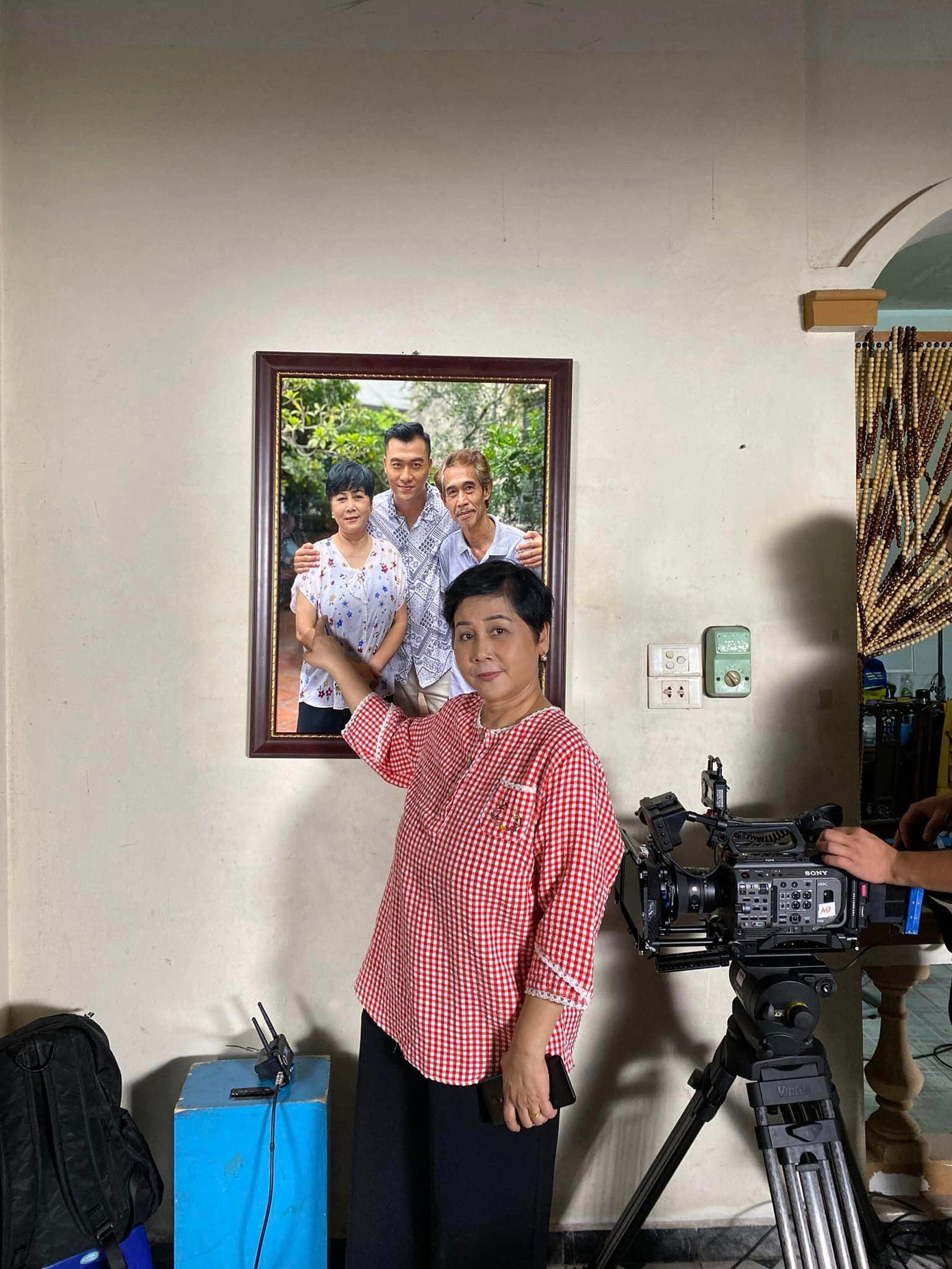 Đảm nhận vai mẹ của Đại úy Phong (Xuân Phúc), NSND Minh Hằng vừa thông cảm cho công việc của con trai, vừa không quên nhắc nhở con mau chóng lập gia đình như tâm lý chung của những bà mẹ khác. Đảm nhận vai mẹ của Đại úy Phong (Xuân Phúc), NSND Minh Hằng vừa thông cảm cho công việc của con trai, vừa không quên nhắc nhở con mau chóng lập gia đình như tâm lý chung của những bà mẹ khác.