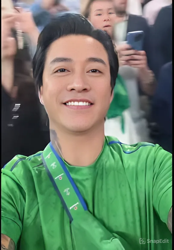 Tuấn Hưng khoe hình ảnh trên khán đài.