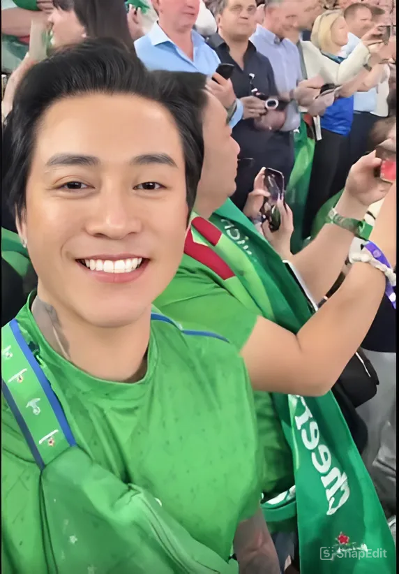 Tuấn Hưng khoe hình ảnh trên khán đài.