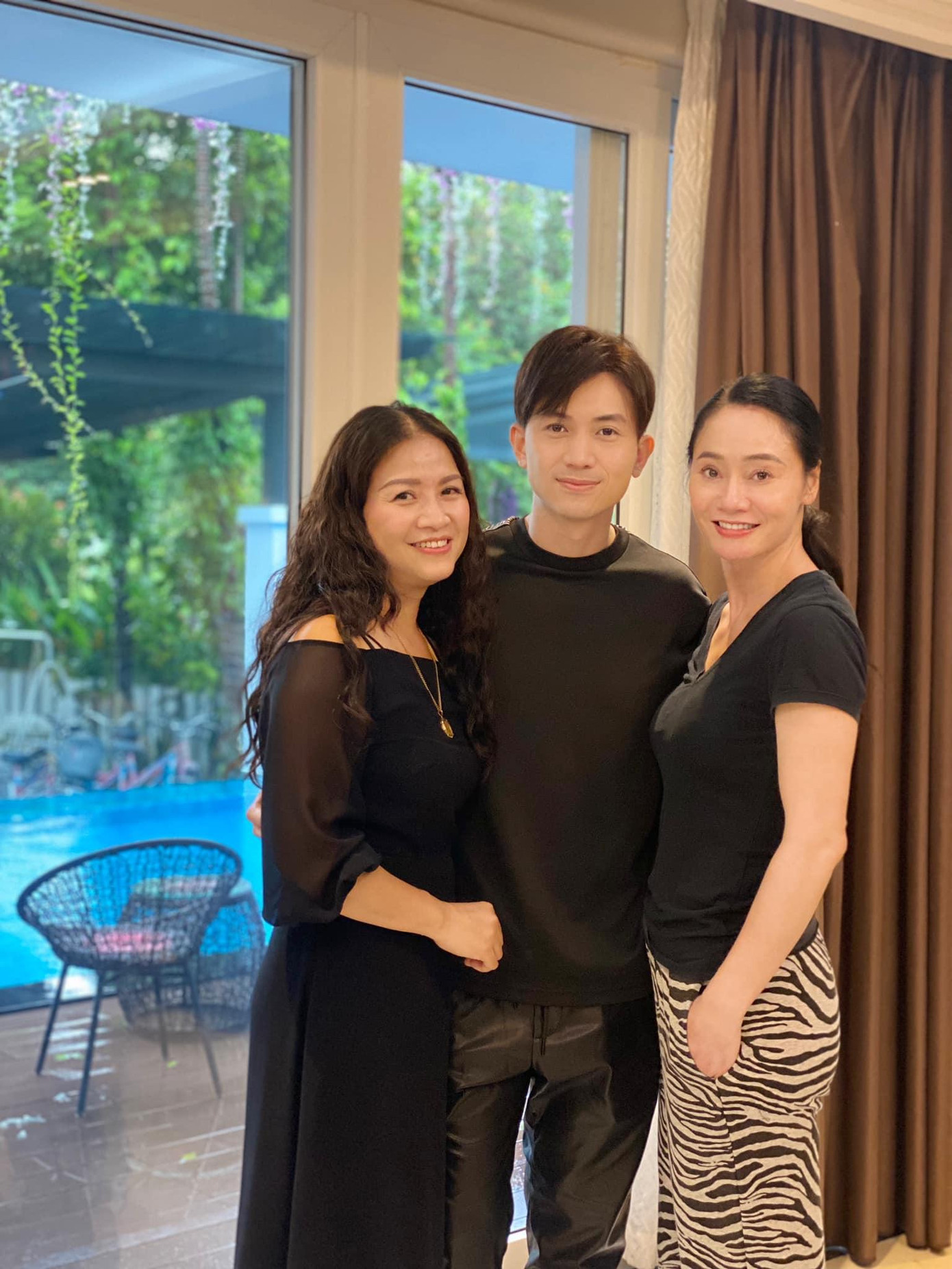 Chia sẻ xúc động sau ngày đóng máy, Quách Thu Phương viết trên trang cá nhân: &quot;Tình yêu đâu phải thiếu là đi tìm, thấy mệt là đổi. Cuộc sống không phải một bộ phim của một con người mà là của hai người hay nhiều người trong đó. Thời gian trôi qua ngoài cửa sổ. Chúng ta rồi sẽ già cỗi theo thời gian… Chỉ có tình yêu là ở lại&quot;.