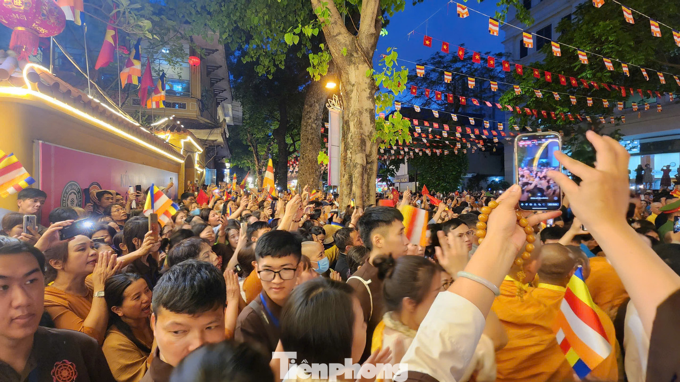 Từ 19h, đoàn cung rước tiếp tục hành trình qua các tuyến phố trung tâm quận Hoàn Kiếm như Lý Thường Kiệt, Hàng Bài, Hồ Hoàn Kiếm, Lý Thái Tổ, Hai Bà Trưng... rồi quay lại chùa Quán Sứ.