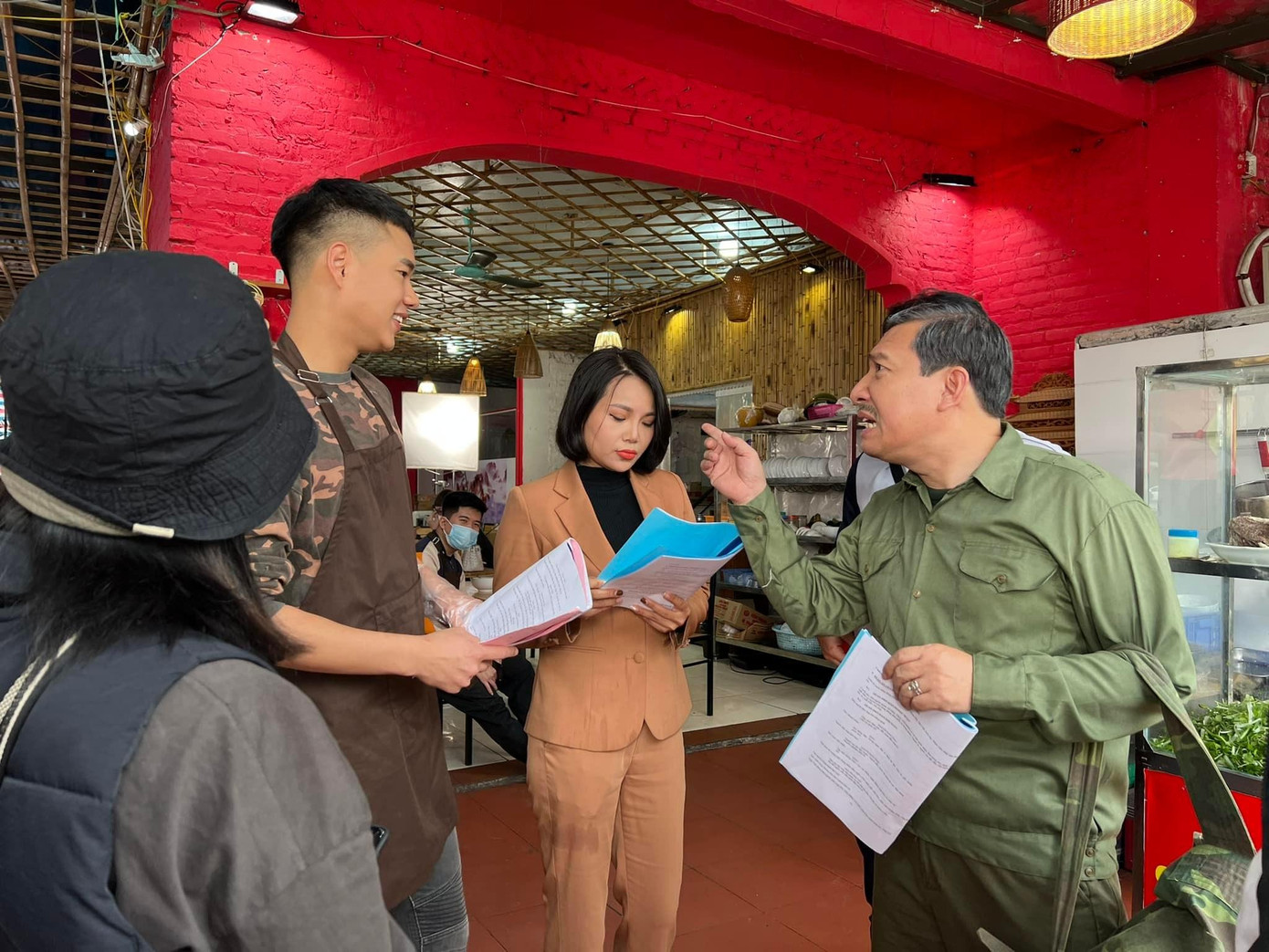 "Táo Kinh tế" tập thoại cùng con trai trong hậu trường Chồng cũ, vợ cũ,người yêu cũ. "Táo Kinh tế" tập thoại cùng con trai trong hậu trường Chồng cũ, vợ cũ,người yêu cũ.