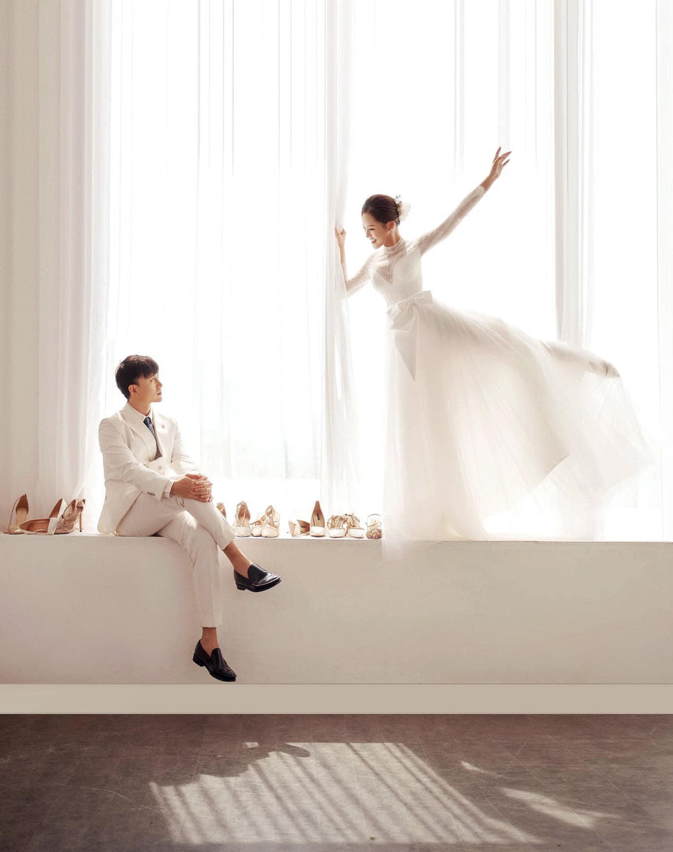 Trong phim, nhân vật Khánh Thy của Thu Quỳnh và Hoàng Huy của Hoàng Vũ có mối tình chị em. Huy thầm yêu Thy từ lâu nhưng Thy lại theo đuổi anh trai mình. Trong những tập phim được phát sóng gần đây, cặp đôi đã tổ chức đám cưới và Thy đang mang thai.