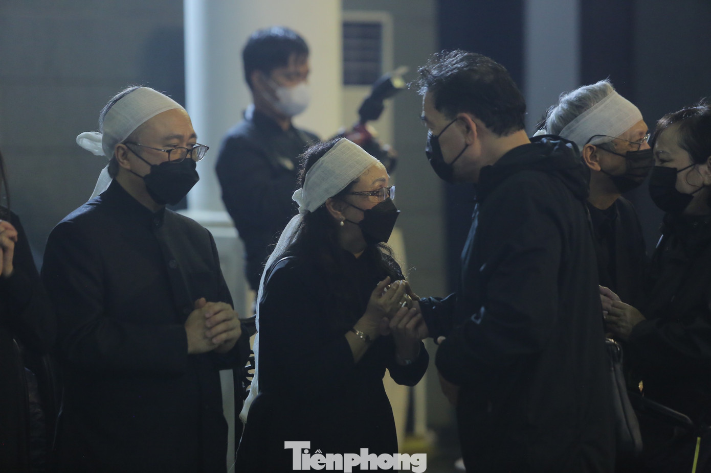 Nhiều đoàn học sinh, phụ huynh học sinh từng theo học bà Thái Thị Liên tới dự lễ viếng. Ảnh: DUY PHẠM.