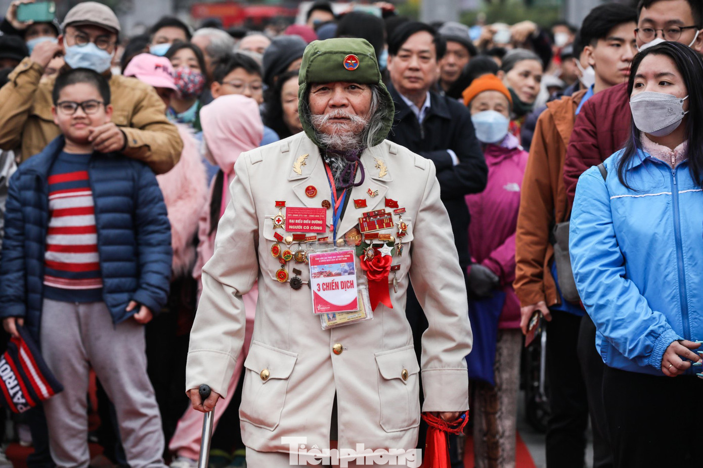 Năm 2022, lễ hội kỷ niệm chiến thắng Ngọc Hồi - Đống Đa chỉ tổ chức phần lễ do dịch COVID-19. Năm nay, người dân hào hứng khi lễ hội tổ chức cả phần lễ và phần hội. Công tác đảm bảo an toàn, an ninh, phòng chống cháy nổ được siết chặt. Ban tổ chức lễ hội sắp xếp điểm gửi xe miễn phí cho người dân. Ảnh: NHƯ Ý.