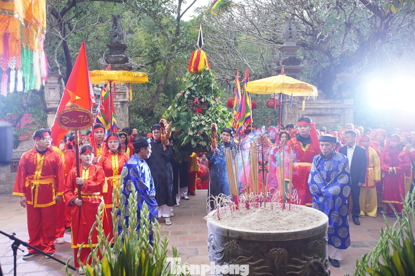 Nghi lễ rước và cung tiến lễ phẩm giò hoa tre được du khách địa phương quan tâm, tuy nhiên dễ gây ra tình trạng chen lấn để cướp lộc. Từ năm 2018, việc tán lộc giò hoa tre được ban tổ chức thay đổi để bảo đảm các nghi lễ truyền thống đồng thời giữ nét văn minh, an toàn trong lễ hội.