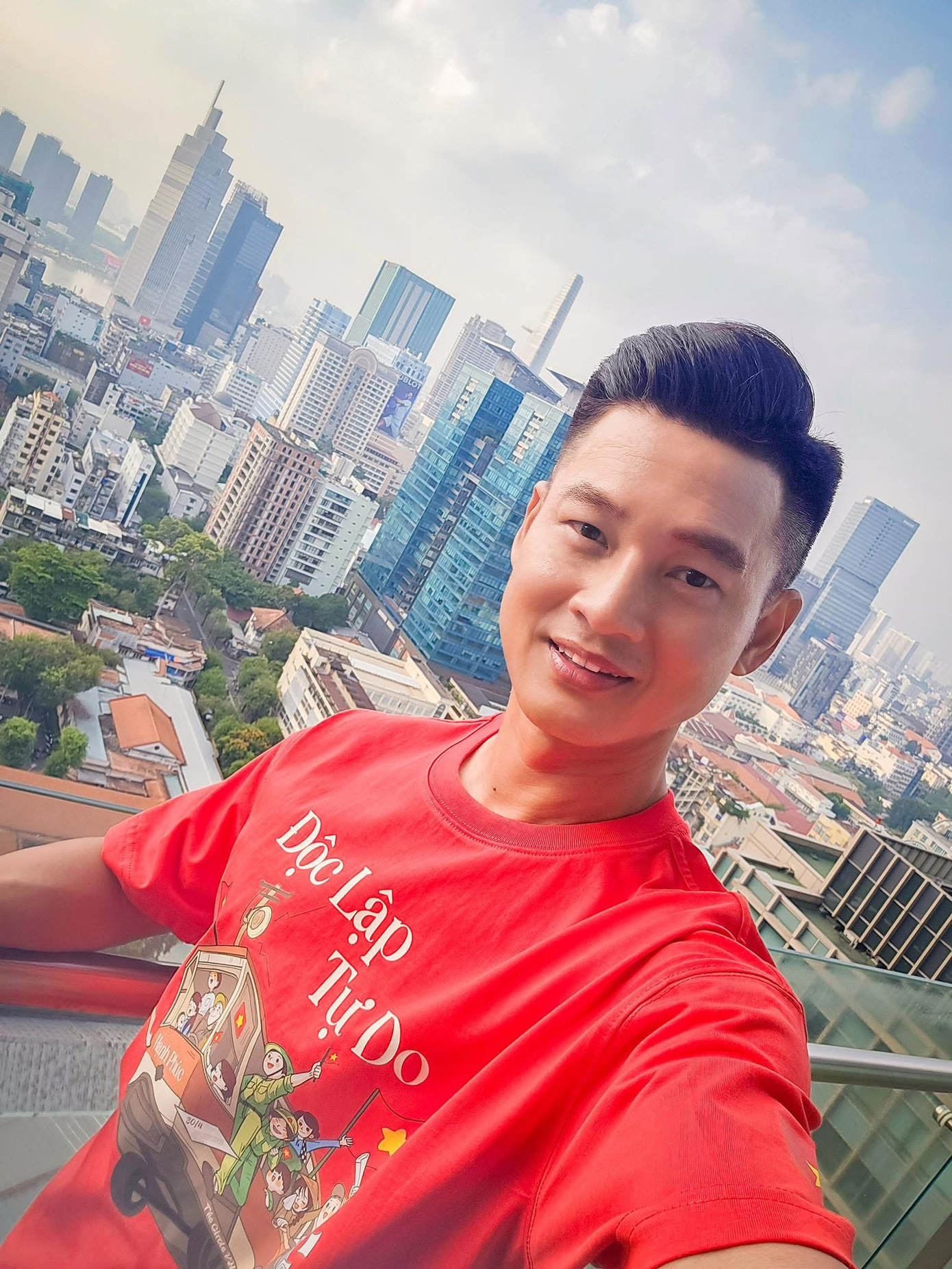 Ca sĩ Đức Tuấn cũng bày tỏ hào hứng khi được chứng kiến "concert quốc gia" tại thành phố mang tên Bác. "Biểu diễn xong đêm nhạc Mùa xuân thống nhất, tôi âm thầm ra trung tâm, hoà vào dòng người đón chờ diễu binh. Thức tới sáng cuối cùng cũng xem được khá trọn vẹn", anh kể.