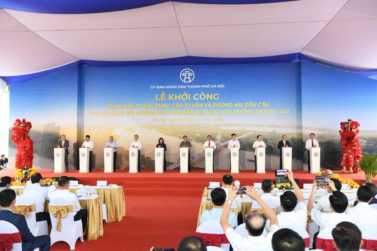 Thủ tướng Phạm Minh Chính và các đại biểu thực hiện nghi thức khởi công Dự án đầu tư xây dựng cầu Tứ Liên và đường hai đầu cầu. Thủ tướng Phạm Minh Chính và các đại biểu thực hiện nghi thức khởi công Dự án đầu tư xây dựng cầu Tứ Liên và đường hai đầu cầu.