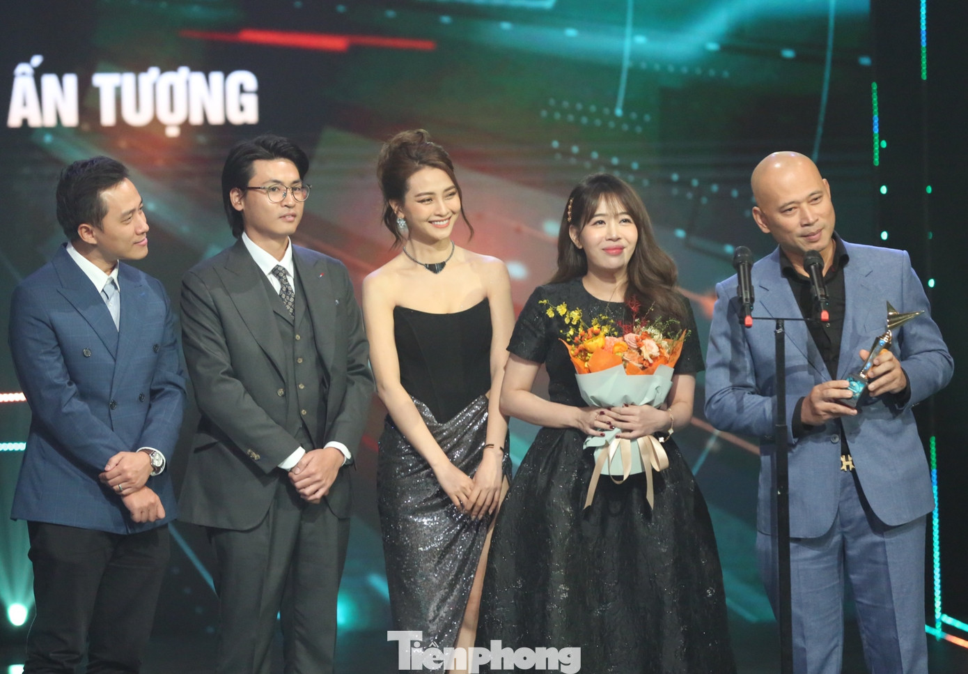 MC Long Vũ đại diện ê kíp thực hiện Cuộc hẹn cuối tuần nhận giải thưởng Chương trình Giải trí ấn tượng. Anh không quên chúc mừng những đại diện cùng được đề cử. MC Long Vũ xin phép ê-kíp để dành tặng món quà đặc biệt này cho mẹ của mình. MC Long Vũ đại diện ê kíp thực hiện Cuộc hẹn cuối tuần nhận giải thưởng Chương trình Giải trí ấn tượng. Anh không quên chúc mừng những đại diện cùng được đề cử. MC Long Vũ xin phép ê-kíp để dành tặng món quà đặc biệt này cho mẹ của mình.