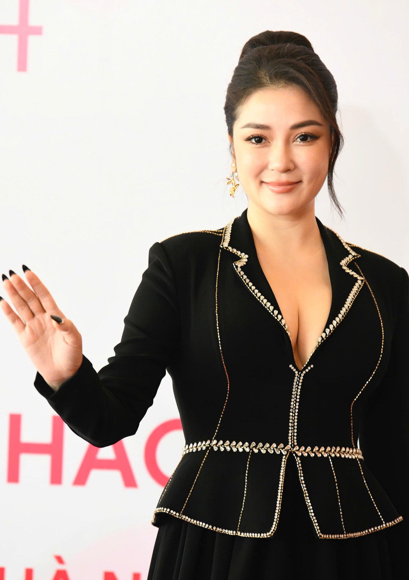 Hoa hậu Việt Nam 2004 Nguyễn Thị Huyền là thành viên Ban Giám khảo vòng Sơ khảo Hoa hậu Việt Nam 2024. Tại Sơ khảo, chị dành nhiều lời động viên cho thí sinh.