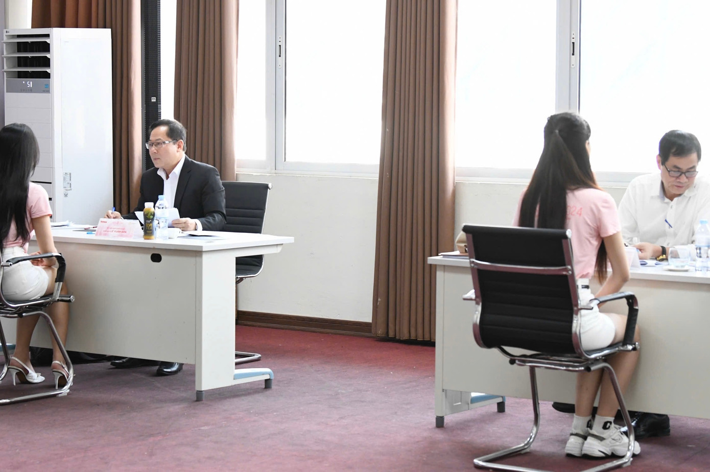 Quy trình chấm mặt mộc thí sinh được thực hiện nghiêm ngặt và chuyên nghiệp. Trước khi vào thi, thí sinh phải tẩy trang hoàn toàn. 41 thí sinh mặc trang phục được Ban tổ chức quy định, đeo số báo danh, đảm bảo tính đồng bộ và khách quan.