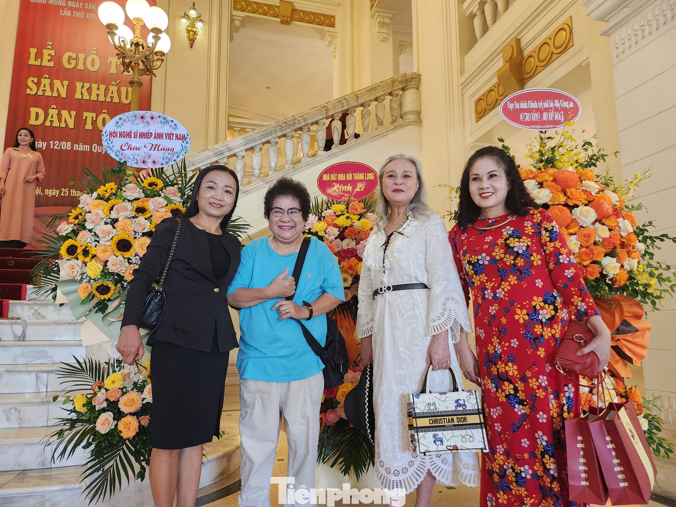 NSND Hoàng Cúc (thứ hai từ phải sang) chụp ảnh cùng đồng nghiệp tại lễ giỗ tổ nghề.