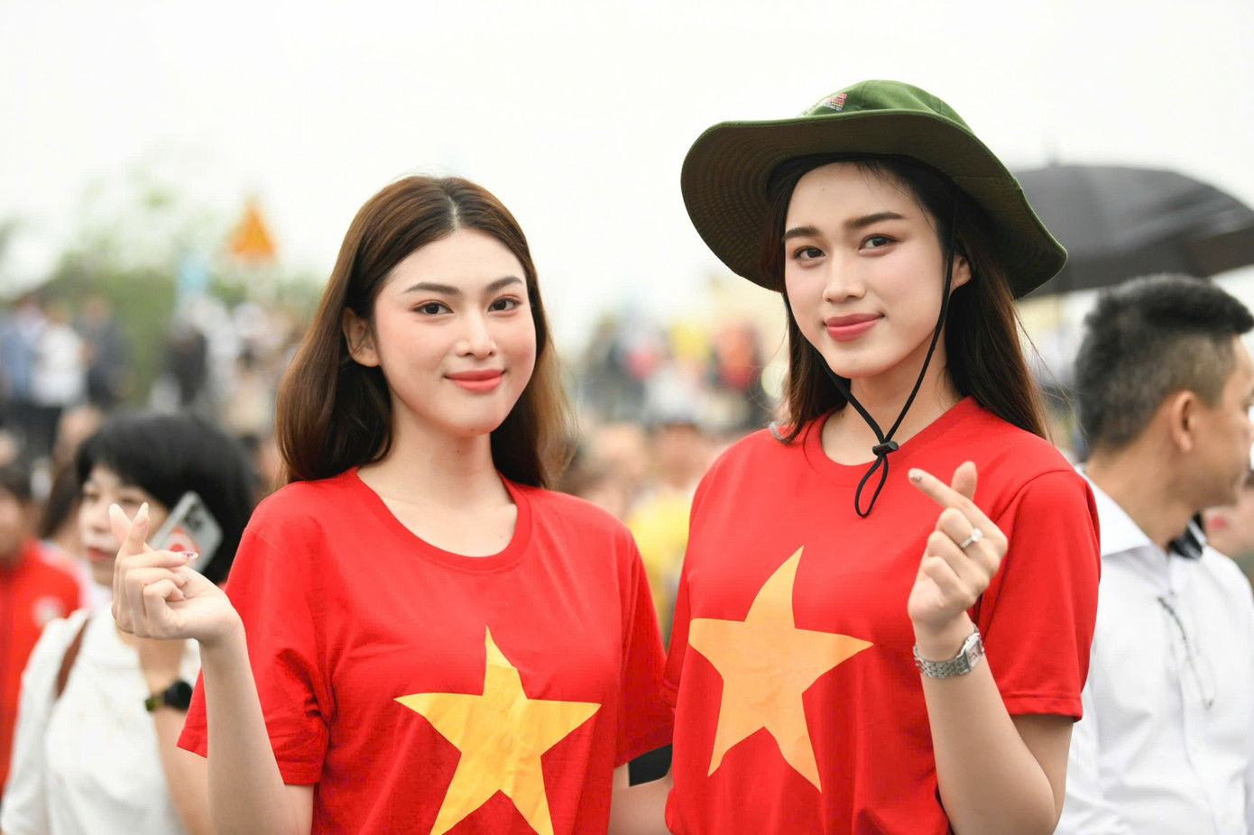 Bên cạnh các thành viên ban tổ chức, vận động viên, người dân... còn có sự tham gia của Hoa hậu Việt Nam 2020 Đỗ Thị Hà, Á hậu Nguyễn Lê Ngọc Thảo và các thí sinh Hoa hậu Việt Nam 2024.