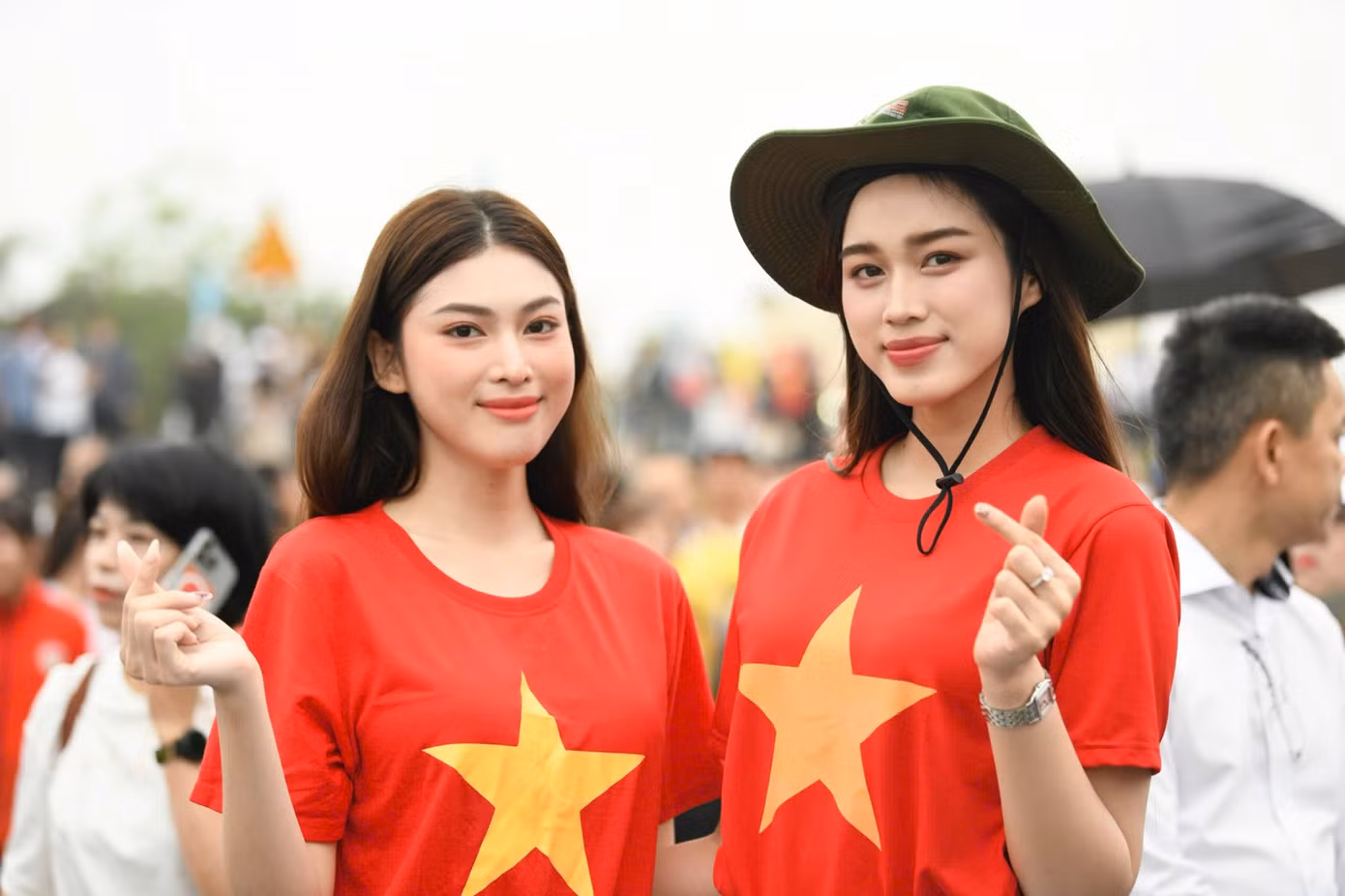 Bên cạnh các thành viên ban tổ chức, vận động viên, người dân... còn có sự tham gia của Hoa hậu Việt Nam 2020 Đỗ Thị Hà, Á hậu Nguyễn Lê Ngọc Thảo và các thí sinh Hoa hậu Việt Nam 2024.