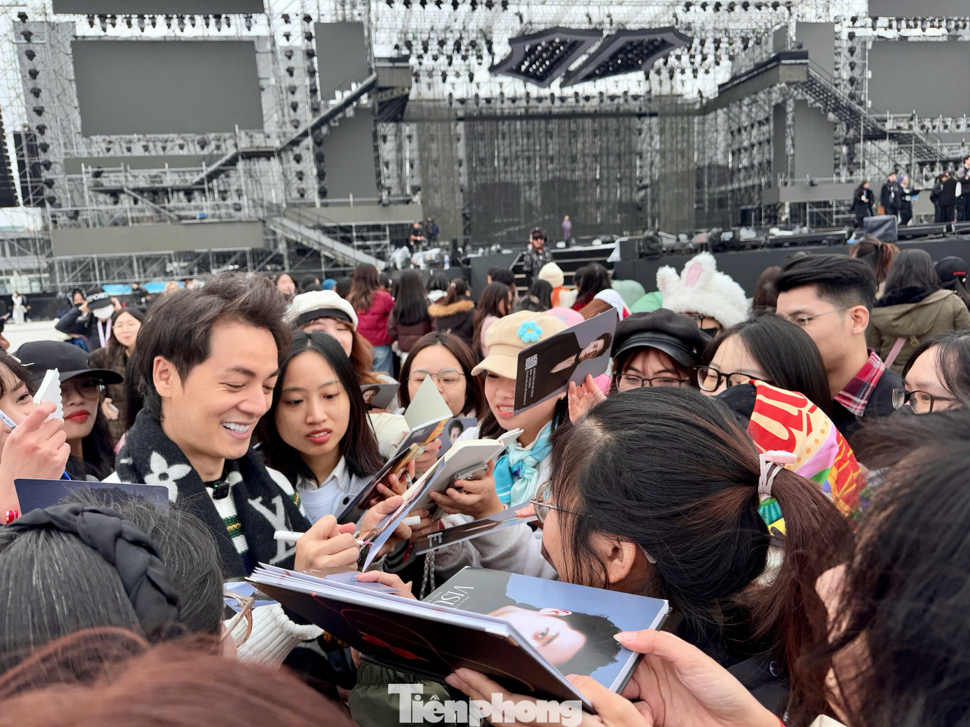 Ca sĩ Đăng Khôi ký tặng người hâm mộ. Chia sẻ với Tiền Phong về concert lần này, ca sĩ Đăng Khôi nói anh xúc động vì được khán giả ủng hộ nhiệt tình.