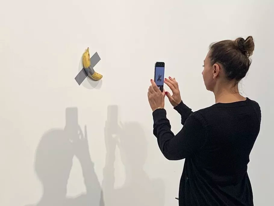 Quả chuối dán tường gây tranh cãi vì mức giá khó tin. Quả chuối dán tường gây tranh cãi vì mức giá khó tin.