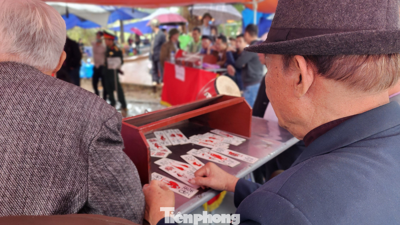 Các trò chơi dân gian gồm Tổ tôm điếm, thư pháp, hội thơ... thu hút nhiều người tham gia. Ảnh: TRỌNG QUÂN.