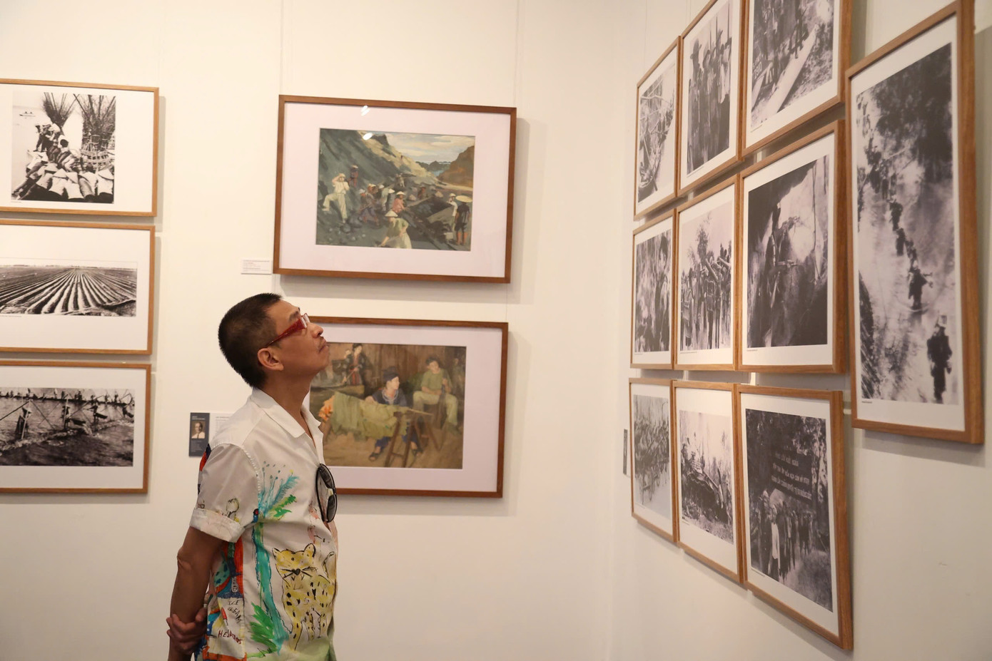 Họa sĩ Lê Thiết Cương chiêm ngưỡng các tác phẩm.