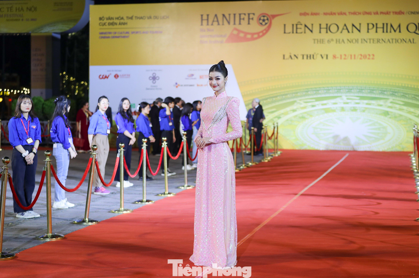 Á hậu Nguyễn Hà Kiều Loan khoe dáng với áo dài nền nã. Người đẹp đảm nhận vị trí khách mời trao giải hạng mục Đạo diễn trẻ triển vọng cho phim ngắn (từ 18 – 35 tuổi). Ảnh: NHƯ Ý.