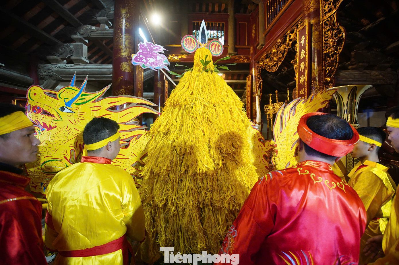 Năm nay, sau lễ cung tiến, giò hoa tre được di chuyển vào hậu cung đền Thượng, sắp ra những mâm nhỏ, chuyển xuống đền Hạ, đền Mẫu để làm lễ, thờ cúng. Sau đó, ban tổ chức lễ hội lần lượt phát hoa tre cho người dân để tránh cảnh tranh cướp.