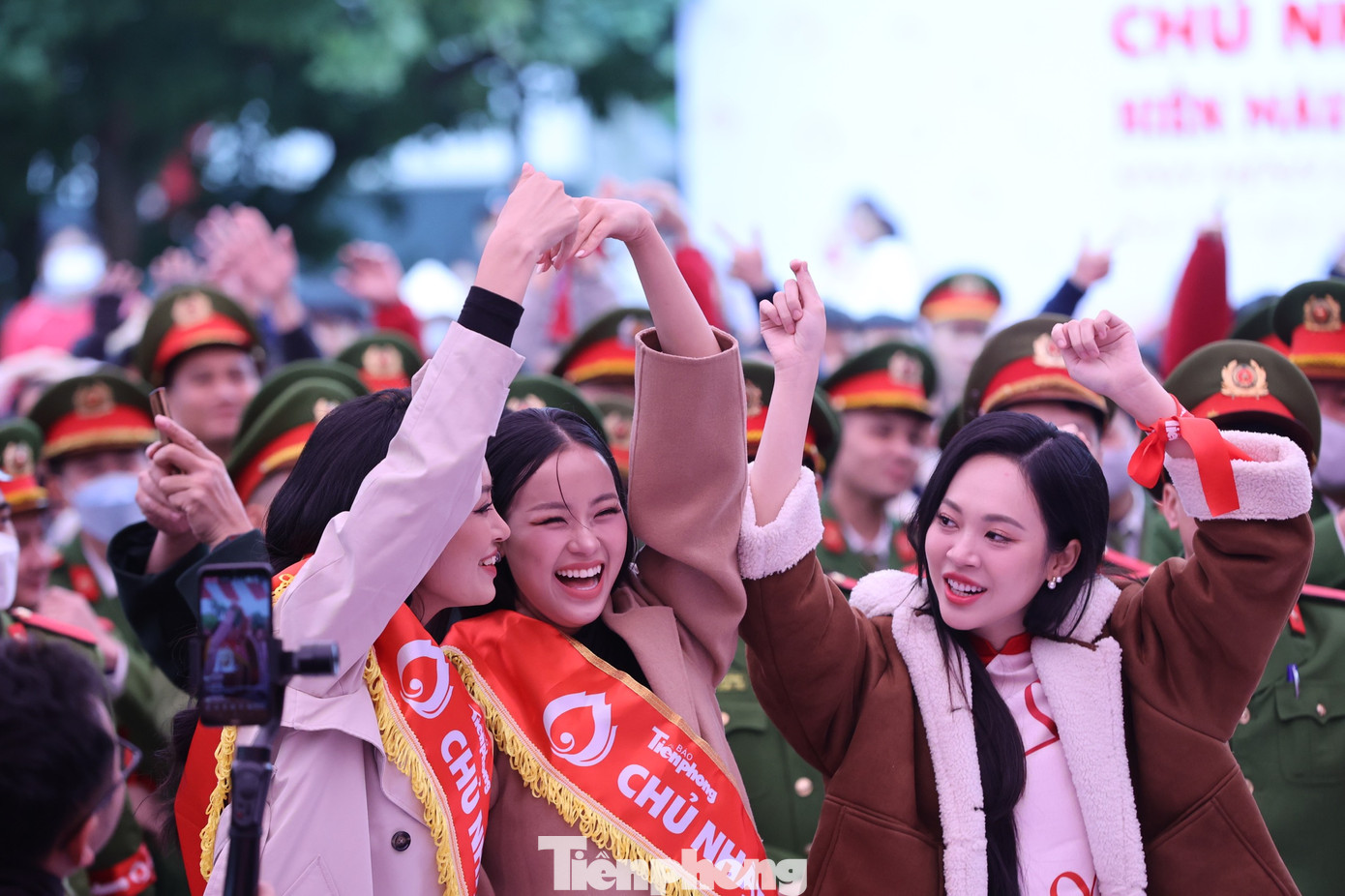 Các người đẹp hòa chung không khí sôi động của tiết mục nghệ thuật mở màn.