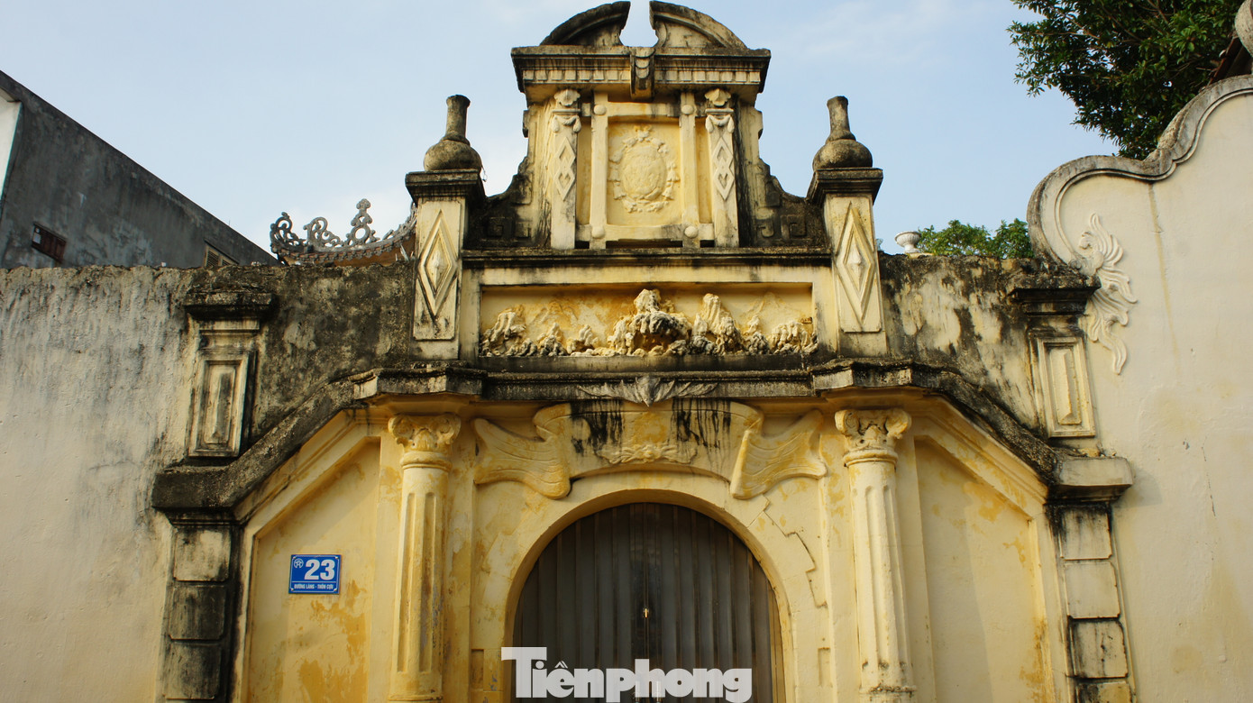 Ngôi nhà cổ với mái vòm, cột nhà kiểu Gothic theo lối kiến trúc Phục Hưng phương Tây.