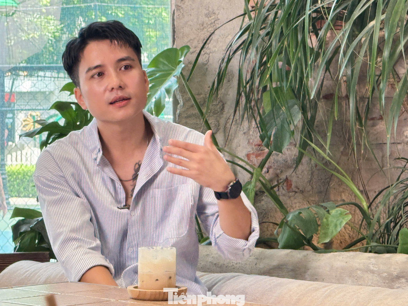 "Tôi và Hằng biết nhau gần 20 năm. Đó cũng là rào cản khi đóng những cảnh tình cảm hay thoại những câu ngọt ngào. Đạo diễn Bùi Quốc Việt nhắc nhở cả hai khá nhiều trước những cảnh như vậy", nam diễn viên tâm sự. Anh kể bà xã chưa từng ghen khi thấy chồng đóng cảnh tình cảm với bạn diễn nữ dù đôi khi vẫn hỏi một vài câu về thông tin diễn viên. "Biết tôi đóng chung với Diễm Hằng, bà xã không hỏi thêm bất cứ câu nào vì biết tôi và Hằng quá thân nhau. Cô ấy còn thấy vui khi xem những cảnh tôi bị Diễm Hằng đánh, quát trên phim", Mạnh Quân nói.