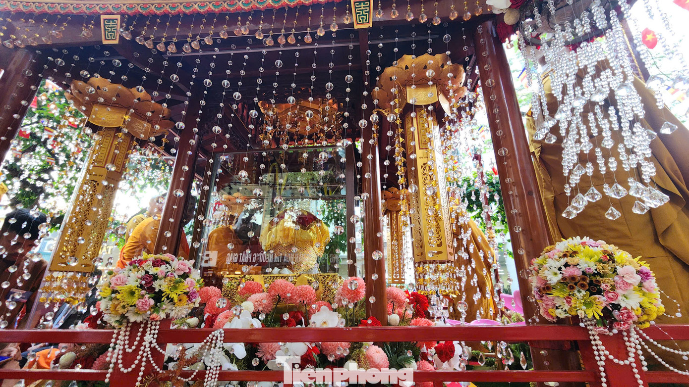 18h cùng ngày, nghi thức cung rước xá lợi Phật diễn ra với hành trình qua các tuyến phố trung tâm quận Hoàn Kiếm như: Lý Thường Kiệt - Hàng Bài - Đinh Tiên Hoàng - Hồ Hoàn Kiếm - Lê Thái Tổ - Bà Triệu và quay về chùa Quán Sứ.