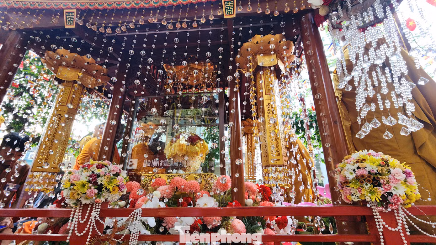 18h cùng ngày, nghi thức cung rước xá lợi Phật diễn ra với hành trình qua các tuyến phố trung tâm quận Hoàn Kiếm như: Lý Thường Kiệt - Hàng Bài - Đinh Tiên Hoàng - Hồ Hoàn Kiếm - Lê Thái Tổ - Bà Triệu và quay về chùa Quán Sứ.