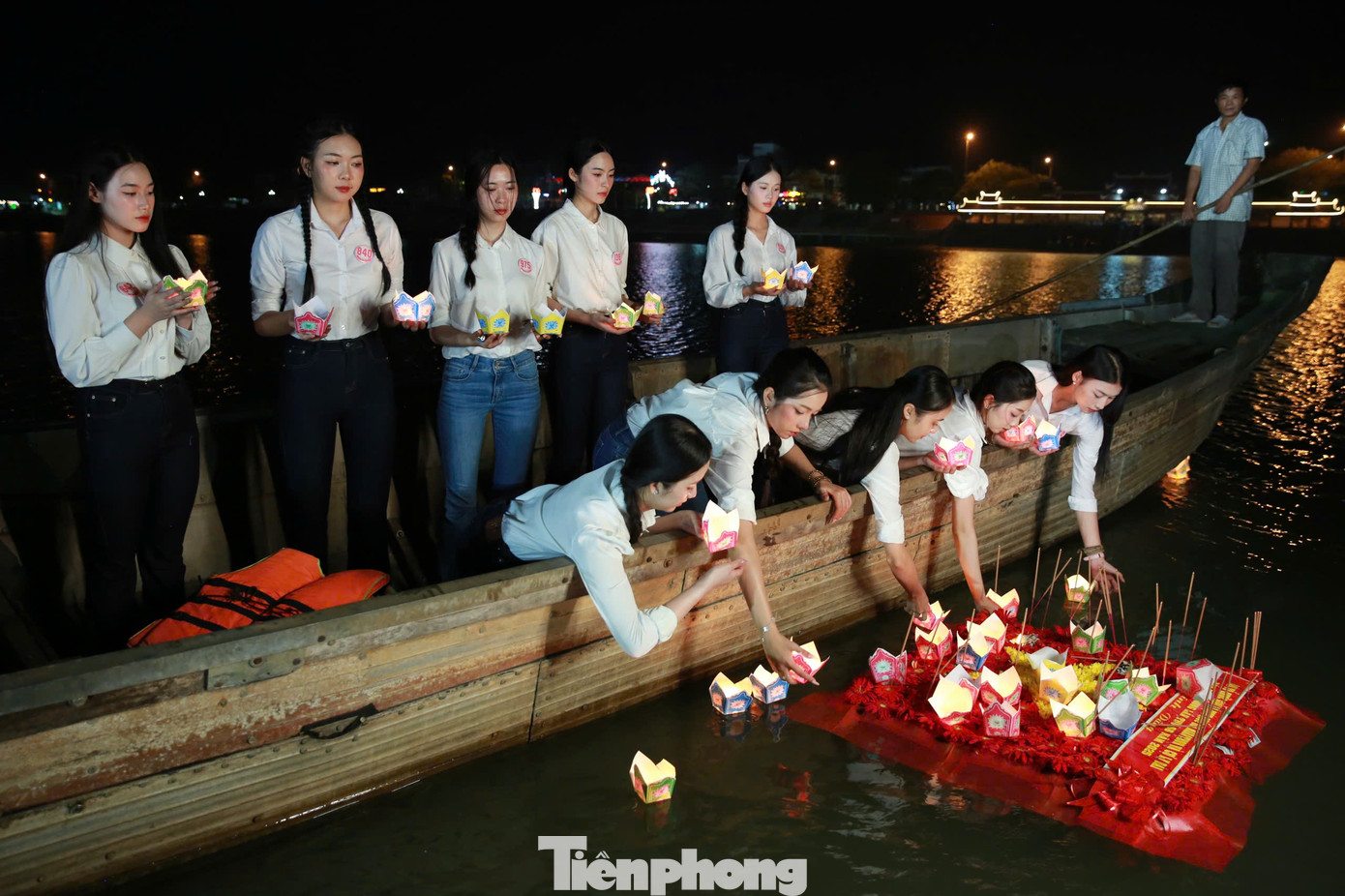 Khoảnh khắc xúc động trong lễ thả hoa đăng trên dòng Thạch Hãn.