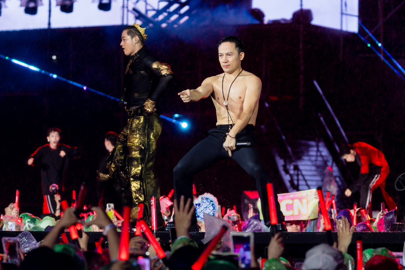 Các bản hit như Đen thôi đỏ quên đi, Super Star, Một lần dang dở - Đi qua cầu vồng, Vợ người ta... được khán giả cổ vũ cuồng nhiệt.