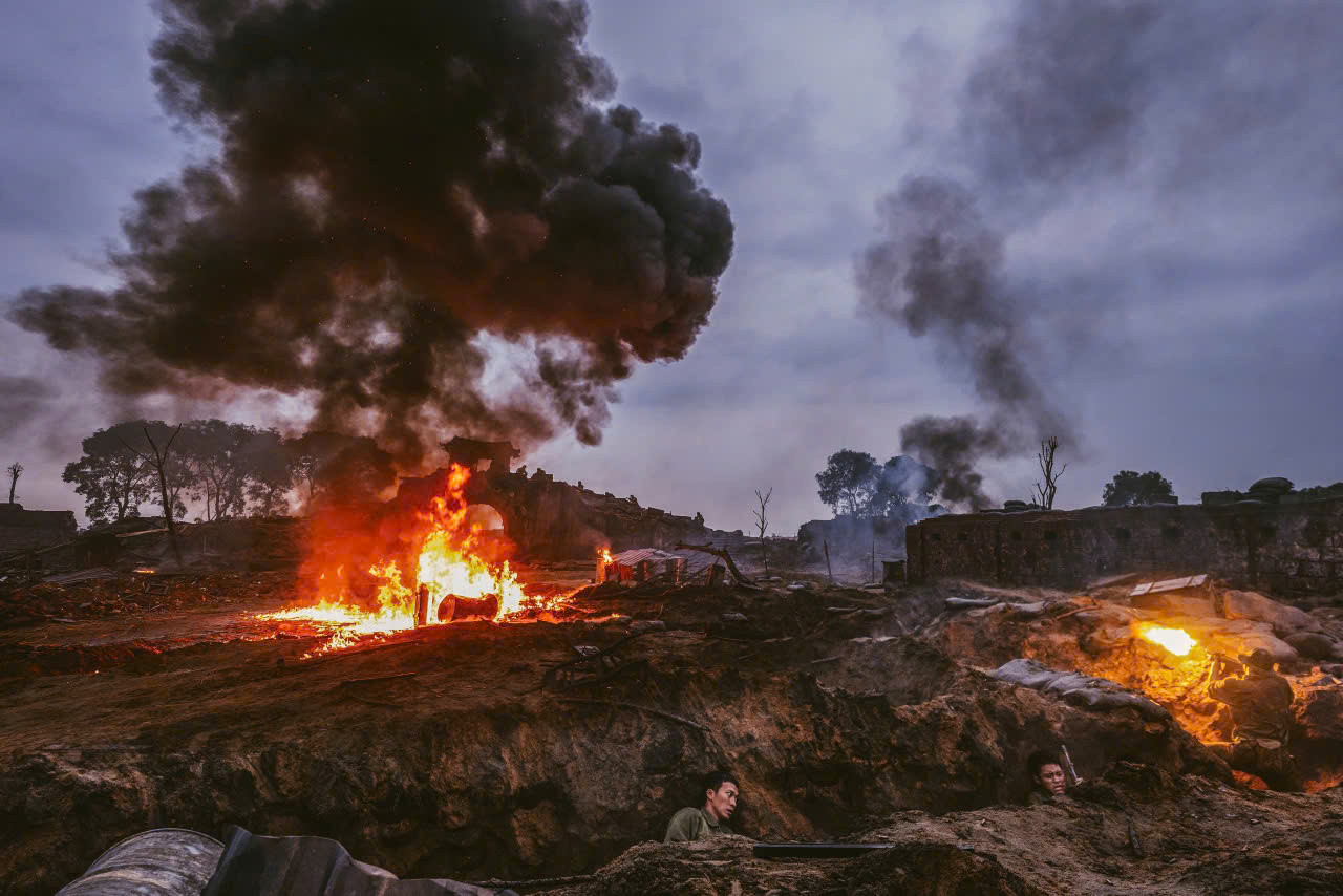 Bối cảnh chính của phim Mưa đỏ được xây dựng trên bên cạnh sông Thạch Hãn, thuộc địa bàn thị xã Quảng Trị. Bối cảnh chính của phim Mưa đỏ được xây dựng trên bên cạnh sông Thạch Hãn, thuộc địa bàn thị xã Quảng Trị.