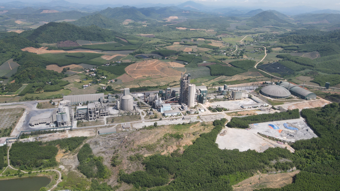 Nhà máy Xi măng Tân Thắng có công suất 5.000 tấn clinker/ngày, tương đương khoảng 1,96 - 2 triệu tấn xi măng/năm.