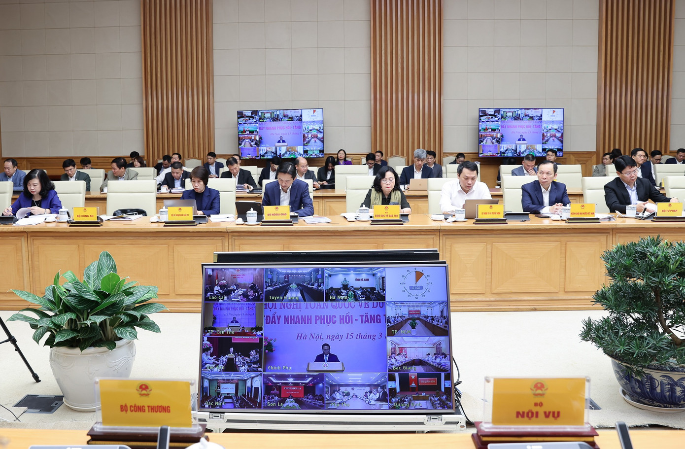 Lãnh đạo các bộ, ngành, 63 tỉnh, thành phố và các hiệp hội, doanh nghiệp về du lịch, các hãng hàng không tham dự hội nghị (ảnh: Nhật Bắc).