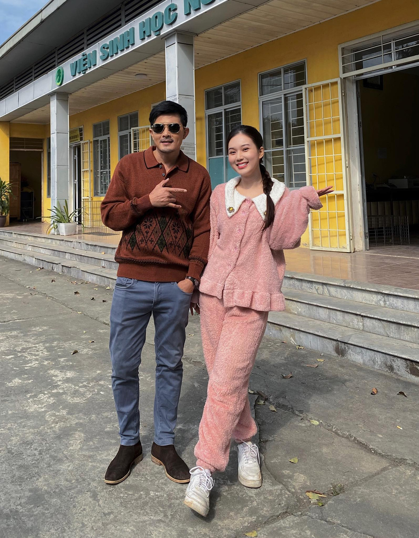 Trong hai tập gần đây của Gia đình mình vui bất thình lình, Mai thể hiện là người đon đả, khéo léo, đôi khi ngây thơ khiến Công không thể không chú ý. So với người vợ hiền lành, quanh năm nội trợ, Mai là "làn gió mới" với Công. Trong hai tập gần đây của Gia đình mình vui bất thình lình, Mai thể hiện là người đon đả, khéo léo, đôi khi ngây thơ khiến Công không thể không chú ý. So với người vợ hiền lành, quanh năm nội trợ, Mai là "làn gió mới" với Công.