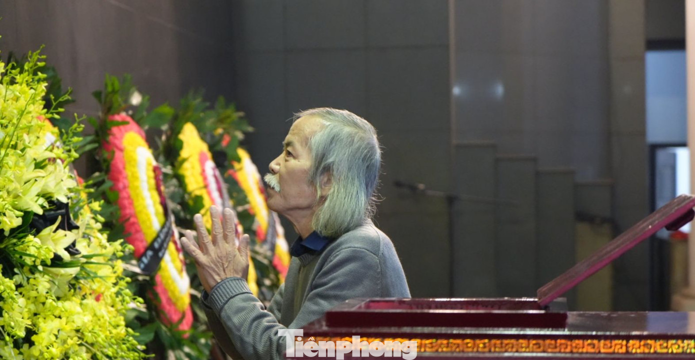 Chủ tịch Hội Mỹ thuật Việt Nam Lương Xuân Đoàn tới viếng dịch giả Dương Tường. Ông cho biết bên cạnh những đóng góp về văn chương, dịch thuật, nhà thơ dịch giả Dương Tường còn lặng lẽ ủng hộ, cống hiến cho nền mỹ thuật đương đại. Căn nhà của dịch giả Dương Tường ở phố Phan Huy Chú (Hà Nội) là nơi trưng bày nhiều tác phẩm của họa sĩ nhiều thế hệ. Ảnh: TRỌNG QUÂN.