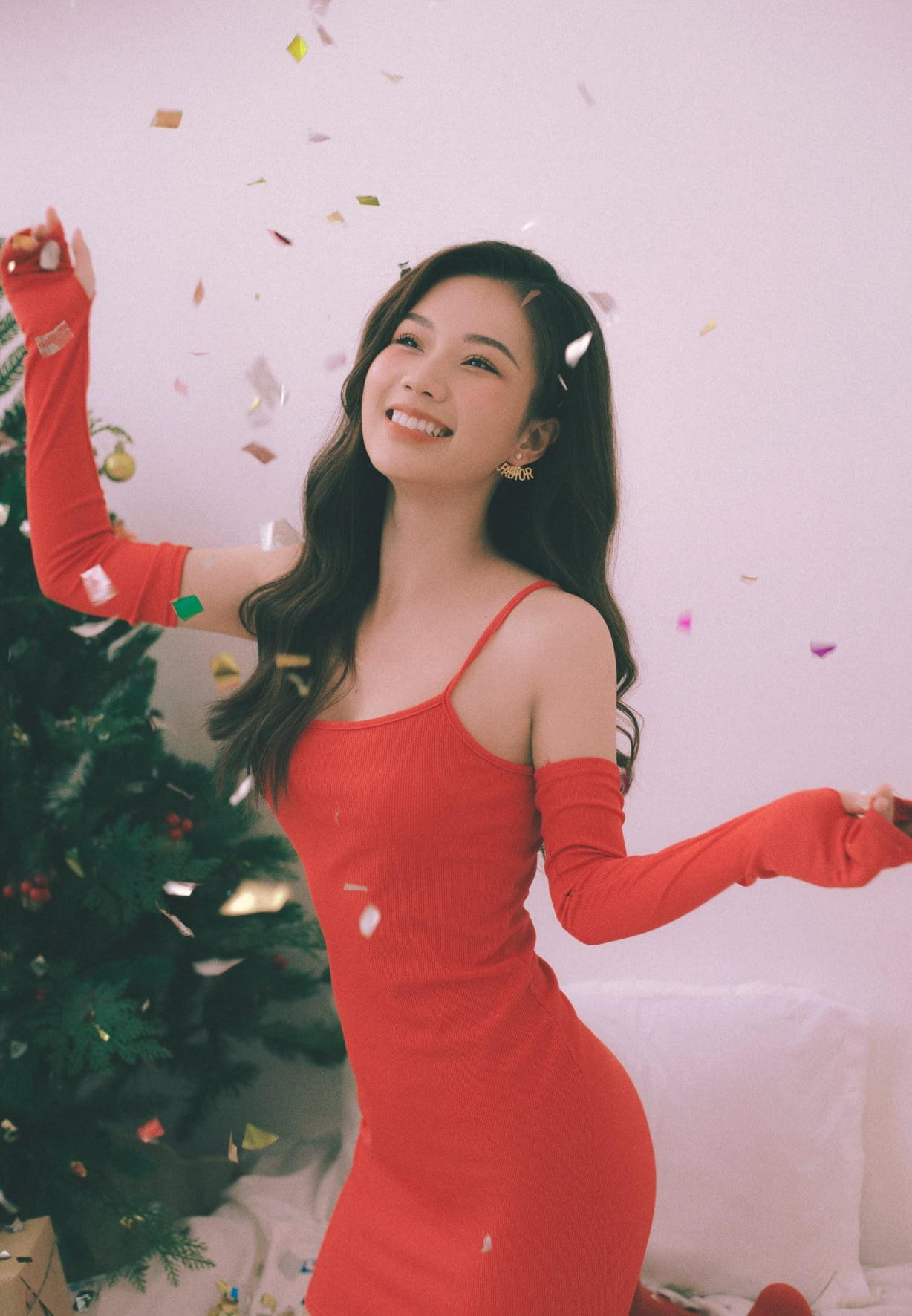 Chia sẻ về tạo hình trong phim, Ngọc Anh cho biết dù là nhân vật xuất thân ở nông thôn, song tạo hình của cô y tá Ngọc cũng không hoàn toàn quê mùa, xấu xí. Ngược lại, Ngọc còn là cô nàng rất cuốn hút, được nhiều chàng trai để ý.