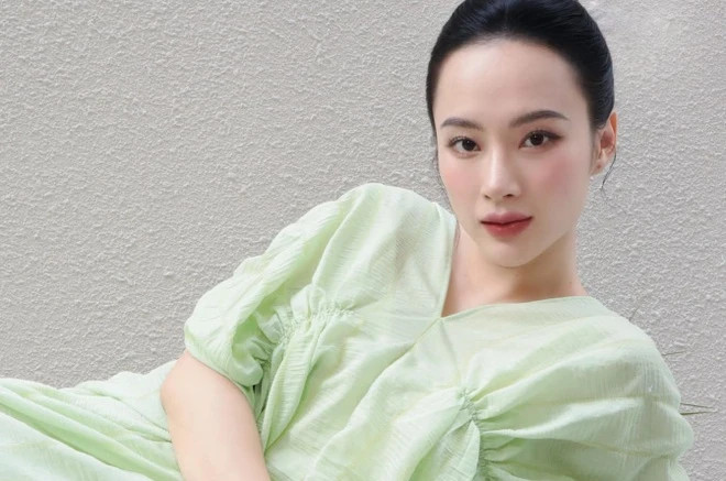 Angela Phương Trinh liên tục cập nhật trạng thái trên mạng xã hội sau những phát ngôn sốc. Angela Phương Trinh liên tục cập nhật trạng thái trên mạng xã hội sau những phát ngôn sốc.