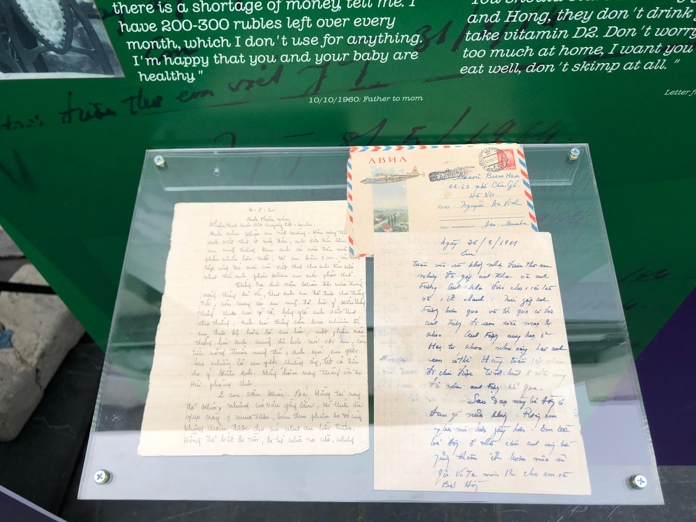 Câu chuyện tình yêu được kể lại qua hơn 400 lá thư tay vội vã của Thiếu tướng Hoàng Đan và vợ là đại biểu Quốc hội Nguyễn Thị An Vinh.