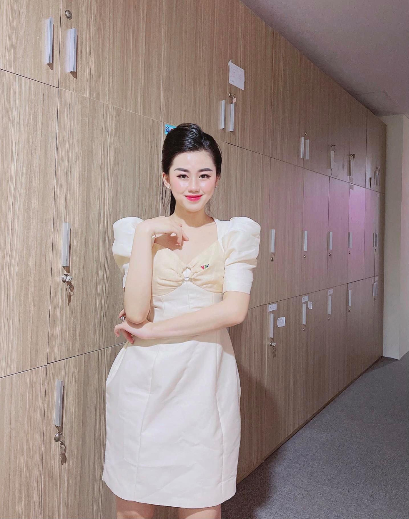 Hình ảnh trước giờ lên sóng của nữ MC Hình ảnh trước giờ lên sóng của nữ MC