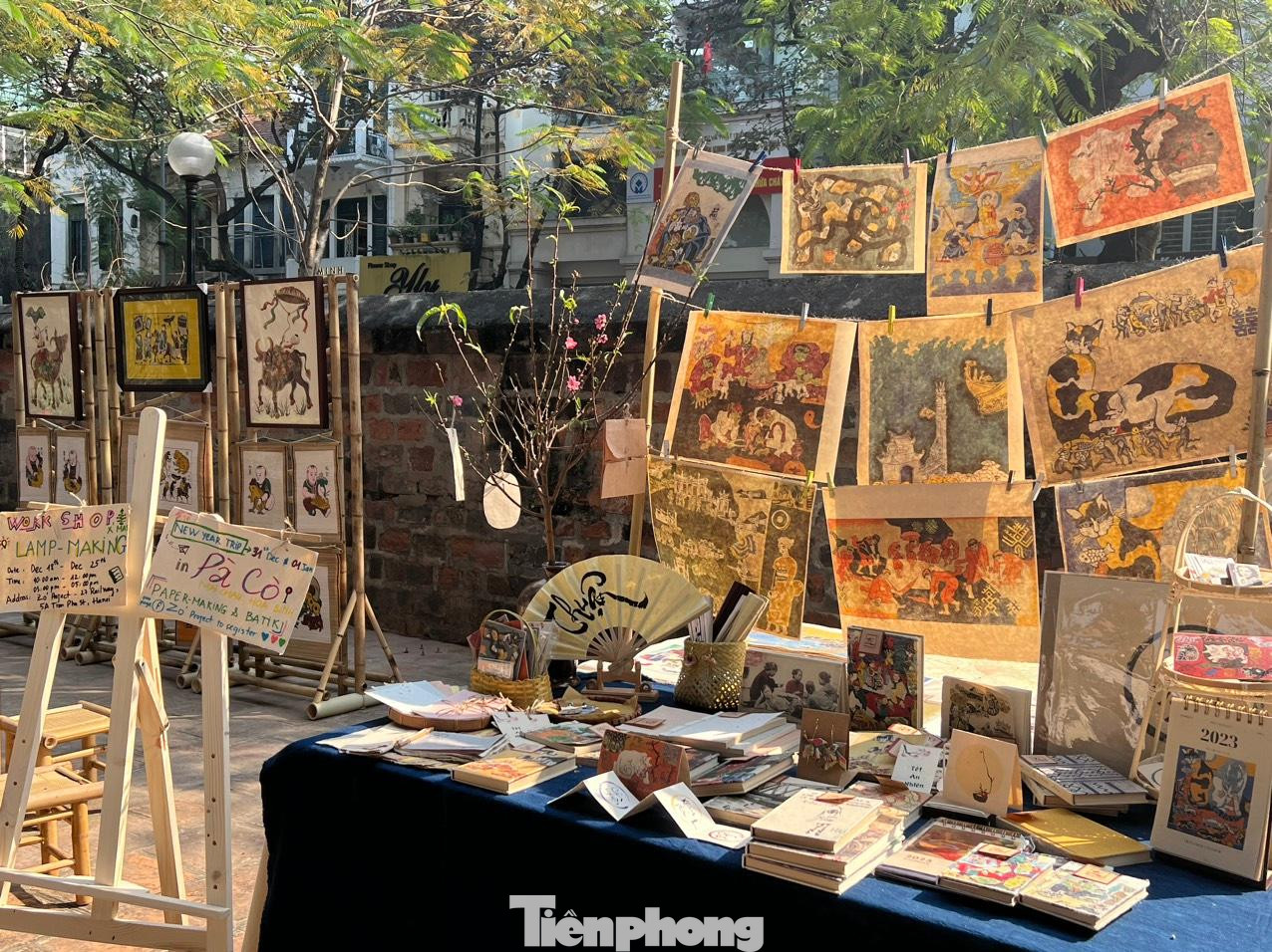 Triển lãm trưng bày sản phẩm làm từ giấy dó. Ảnh: NGỌC ÁNH.