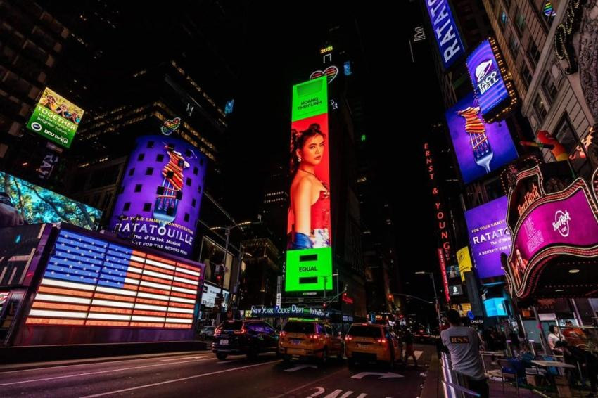 Tháng 6 vừa qua, Hoàng Thuỳ Linh là tên tuổi thứ hai của Việt Nam được xuất hiện trên bảng quảng cáo của Quảng trường Thời Đại sau thời gian hoạt động nghệ thuật chăm chỉ. Tháng 6 vừa qua, Hoàng Thuỳ Linh là tên tuổi thứ hai của Việt Nam được xuất hiện trên bảng quảng cáo của Quảng trường Thời Đại sau thời gian hoạt động nghệ thuật chăm chỉ.