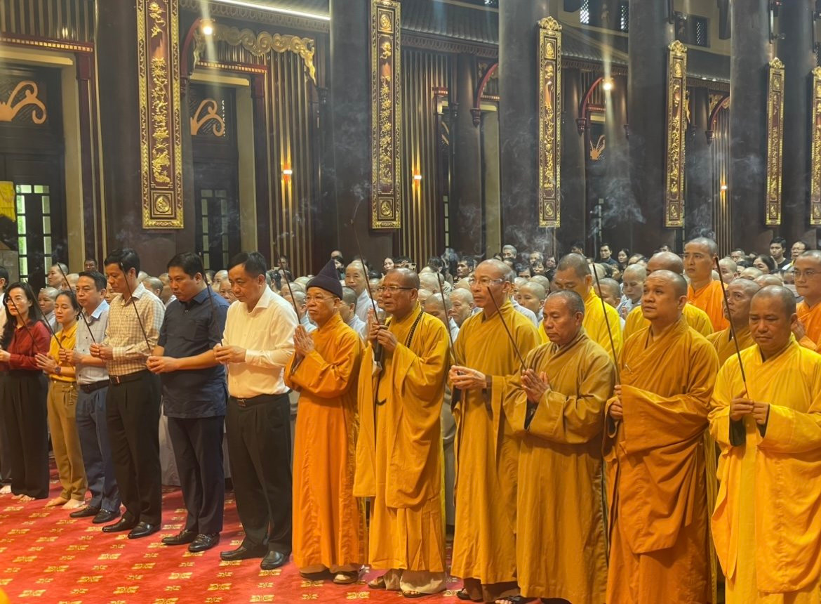 Tăng ni, Phật tử tề tựu về Cung Trúc Lâm tưởng niệm Tổng Bí thư Nguyễn Phú Trọng. Tăng ni, Phật tử tề tựu về Cung Trúc Lâm tưởng niệm Tổng Bí thư Nguyễn Phú Trọng.