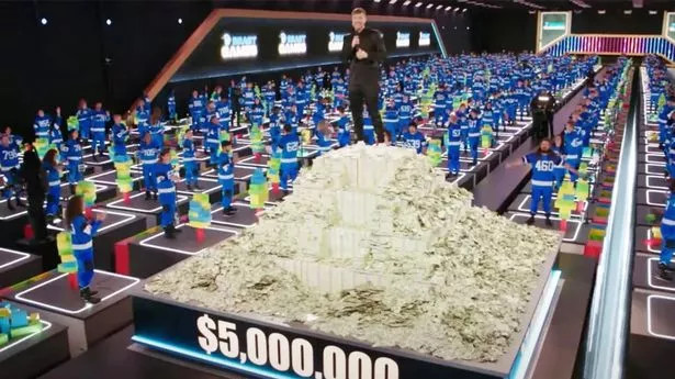 MrBeast đứng trên tháp tiền mặt. MrBeast đứng trên tháp tiền mặt.