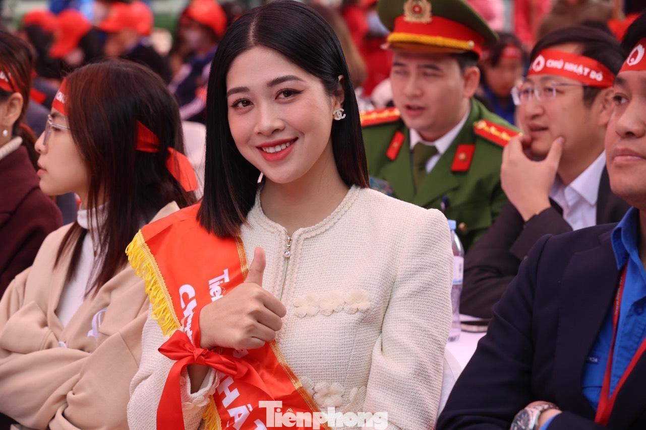 Đặng Vân Ly rạng rỡ ở Chủ nhật Đỏ. Cô tới từ sớm để không bỏ lỡ bất cứ khoảnh khắc nào của ngày hội chính. Ảnh: Như Ý.