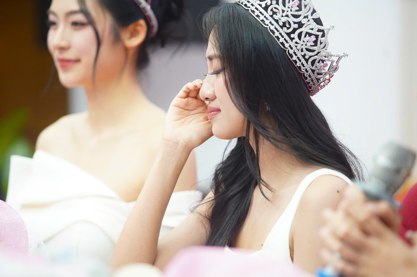 Khoảnh khắc xúc động của Hoa hậu Hà Trúc Linh.