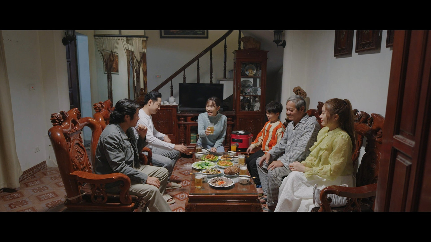 Dưới bóng cây hạnh phúc có nội dung gần gũi, giản dị. Ảnh: VFC. Dưới bóng cây hạnh phúc có nội dung gần gũi, giản dị. Ảnh: VFC.