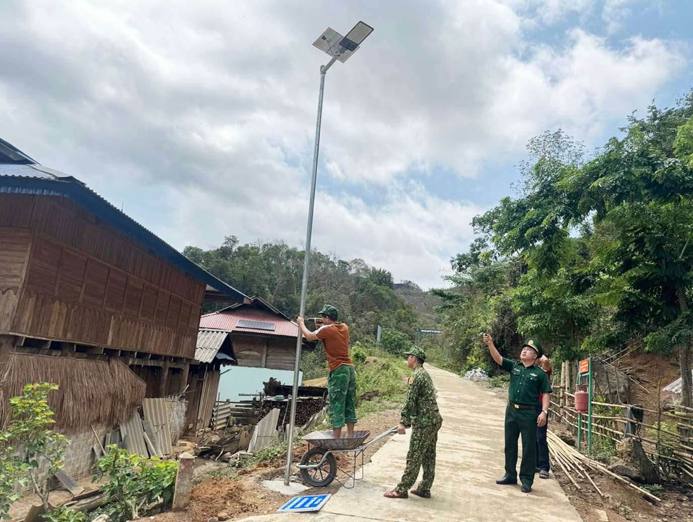 Các chiến sĩ đồn biên phòng Pa Thơm đang lắp đặt cột đèn do Chùa Ba Vàng tặng bà con. Các chiến sĩ đồn biên phòng Pa Thơm đang lắp đặt cột đèn do Chùa Ba Vàng tặng bà con.